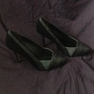 Beautiful White House Black Market 4” heel